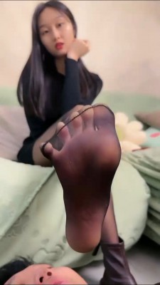 【网盘】【艾莉】圣水+浓痰吐狗嘴/嘴洗丝袜 bf25724