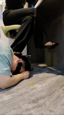 【网盘】【辣妈】伺候主人吃饭/跪求赏赐狗食 bf25824