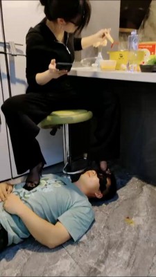 【网盘】【辣妈】伺候主人吃饭/跪求赏赐狗食 bf25824