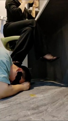 【网盘】【辣妈】伺候主人吃饭/跪求赏赐狗食 bf25824