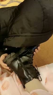 【网盘】【宝宝S】开发闺蜜做狗-舔脏鞋/闻舔白袜 bf26161