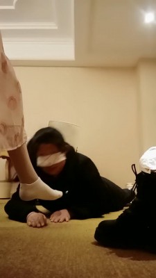 【网盘】【宝宝S】开发闺蜜做狗-舔脏鞋/闻舔白袜 bf26161