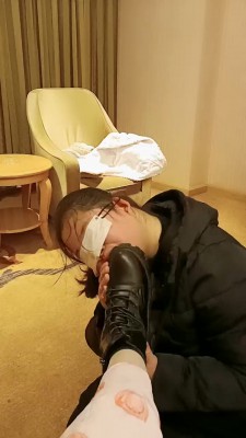 【网盘】【宝宝S】开发闺蜜做狗-舔脏鞋/闻舔白袜 bf26161