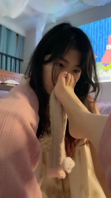 【网盘】【橘子没熟】超美母畜-棉袜脚踩-叼袜子-羞涩舔脚 bf26299