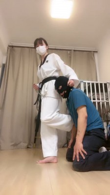 【网盘】【暴力美学】跆拳道女神暴力踢踹/强制舔裸足/跪地求饶 bf26413