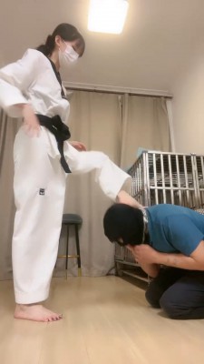 【网盘】【暴力美学】跆拳道女神暴力踢踹/强制舔裸足/跪地求饶 bf26413