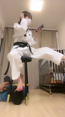 【网盘】【暴力美学】跆拳道女神暴力踢踹/强制舔裸足/跪地求饶 bf26413