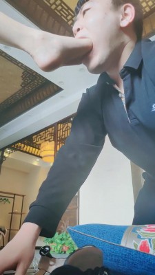 【网盘】【益达小诺】品莲居闻舔店员高跟黑丝裸足 bf26354