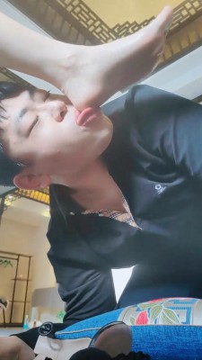 【网盘】【益达小诺】品莲居闻舔店员高跟黑丝裸足 bf26354