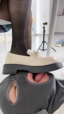 【网盘】【狗哥】白皮鞋+黑丝+裸足无意识踩狗脸 bf26431