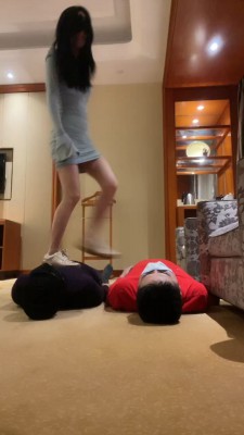 【网盘】【KiKi】双狗争宠比赛-提档/遛狗/运动鞋踩踏/棉袜跪舔【完整版】 bf26465