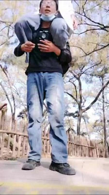 【网盘】【孤傲小主】双S-旅游景区玩弄暴打狗【双视角版】 bf26535