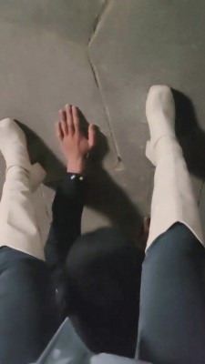 【网盘】【嫦娥】深夜户外犬化-转胯爬行/长靴踩踏碾压 JS23040902