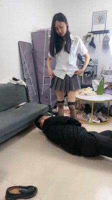 【网盘】【艾莉】精神小妹JK风-舔皮鞋/网袜深喉/踩头/骑马吃口水 bf26962