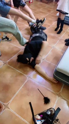 【网盘】【天津女仆店】6S素人女仆调-踢踹/全体重踩踏/转胯骑马 bf26967