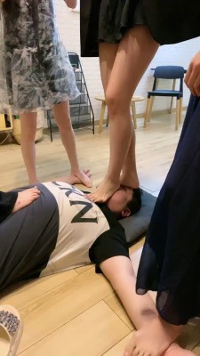 【网盘】【麋鹿银儿】4S素人群调群虐-全体重踩踏 bf27404