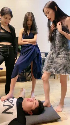 【网盘】【麋鹿银儿】4S素人群调群虐-全体重踩踏 bf27404