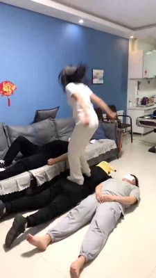 【网盘】【精神小妹】群调-素人学生主的人体蹦床 bf27846