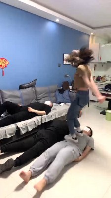 【网盘】【精神小妹】群调-素人学生主的人体蹦床 bf27846