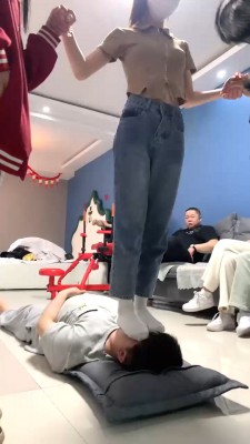 【网盘】【精神小妹】群调-素人学生主的人体蹦床 bf27846