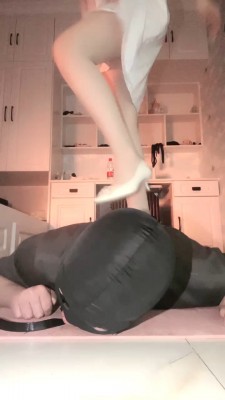 【网盘】【希雅S】御姐范高跟肉丝全体重踩踏 bf28043