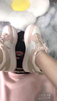 【网盘】【槿一】高跟凉鞋+运动鞋踩脚奴 bf28032