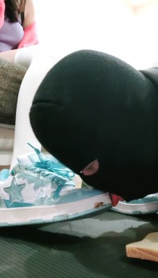 【网盘】【蕾拉S】脏鞋踩踏喂食/舔原味脚 bf28281