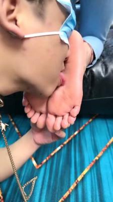 【网盘】【艾莉】楼梯间骑马爬行/吃口水鞋底/白袜脚全体重踩踏/提档 bf28334