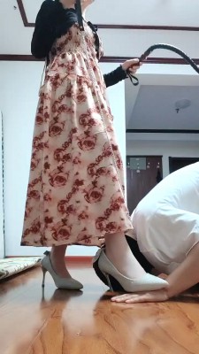 【网盘】【申小悦】狗链遛狗/肉丝脚踩狗/喂口水/踩狗爪 bf28300