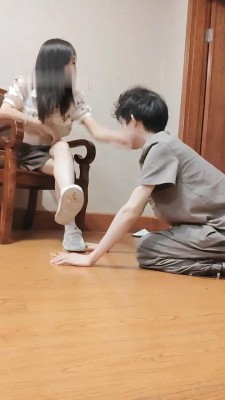 【网盘】【米噢】萝莉主小白鞋碾压狗/裸足喂食酸奶深喉 bf28497