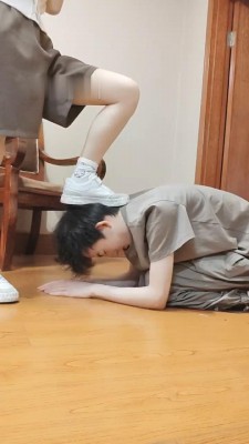 【网盘】【米噢】萝莉主小白鞋碾压狗/裸足喂食酸奶深喉 bf28497