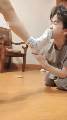 【网盘】【米噢】萝莉主小白鞋碾压狗/裸足喂食酸奶深喉 bf28497