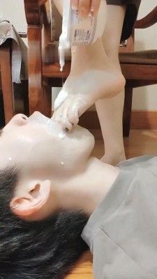 【网盘】【米噢】萝莉主小白鞋碾压狗/裸足喂食酸奶深喉 bf28497