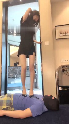 【网盘】【万一】情侣主vs绿帽-踩头接吻/高跟碾踩/脚深喉/全体重深喉 bf28694