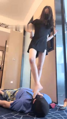 【网盘】【万一】情侣主vs绿帽-踩头接吻/高跟碾踩/脚深喉/全体重深喉 bf28694