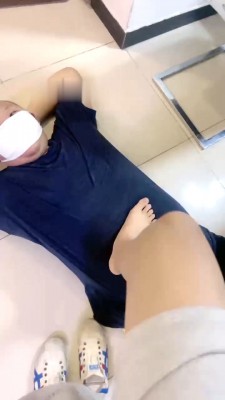 【网盘】【开发素人】新挖掘双学生-舔袜/踩水果喂食/骑马提档喂口水 JS23052304