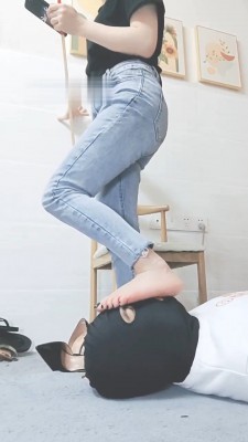 【网盘】【灵竹】高跟-裸足-拖鞋踩狗头/裸足插嘴 bf28559