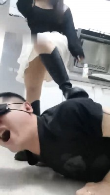 【网盘】【文文】重度-长靴素人爆踩暴踹/舔地板/踩脖窒息 bf28510