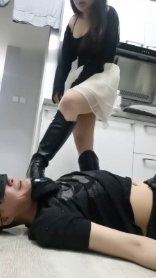 【网盘】【文文】重度-长靴素人爆踩暴踹/舔地板/踩脖窒息 bf28510