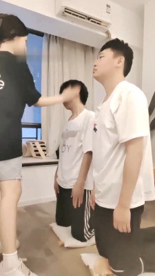 【网盘】【欣欣】双奴-吃口水-小白鞋踩踏-转胯闻臭鞋/吃白袜/插嘴 bf28899