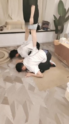 【网盘】【欣欣】双奴-吃口水-小白鞋踩踏-转胯闻臭鞋/吃白袜/插嘴 bf28899