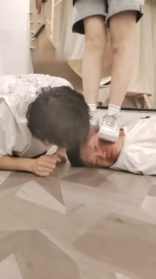 【网盘】【欣欣】双奴-吃口水-小白鞋踩踏-转胯闻臭鞋/吃白袜/插嘴 bf28899