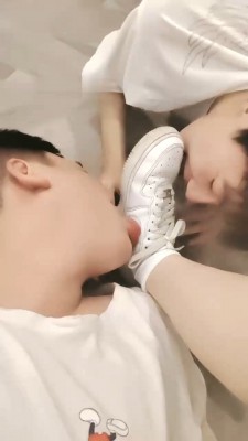 【网盘】【欣欣】双奴-吃口水-小白鞋踩踏-转胯闻臭鞋/吃白袜/插嘴 bf28899