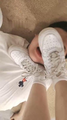 【网盘】【欣欣】双奴-吃口水-小白鞋踩踏-转胯闻臭鞋/吃白袜/插嘴 bf28899