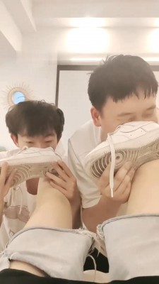 【网盘】【欣欣】双奴-吃口水-小白鞋踩踏-转胯闻臭鞋/吃白袜/插嘴 bf28899