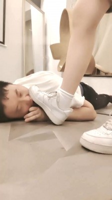 【网盘】【欣欣】双奴-吃口水-小白鞋踩踏-转胯闻臭鞋/吃白袜/插嘴 bf28899