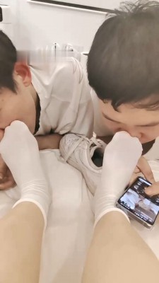 【网盘】【欣欣】双奴-吃口水-小白鞋踩踏-转胯闻臭鞋/吃白袜/插嘴 bf28899