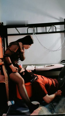 【网盘】【若澜】圈养狗笼重度虐/高跟踩踏/黑丝脚插嘴捂脸/虐乳 JS23060601