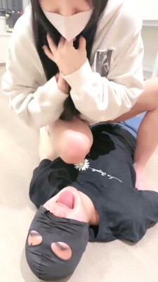 【网盘】【年华】素人S首调-裸足踩踏深喉/吃口水/闻舔运动鞋白袜 bf29220