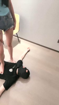 【网盘】【诗酒年华】素人S-转胯爬行/裸足踩踏/喝口水 bf29257